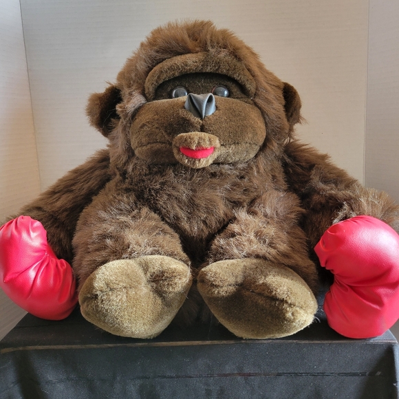 Vintage 1990s Large Carnival Kissing Gorilla Plush w/ Boxing Gloves 12"x18" - Picture 1 of 7